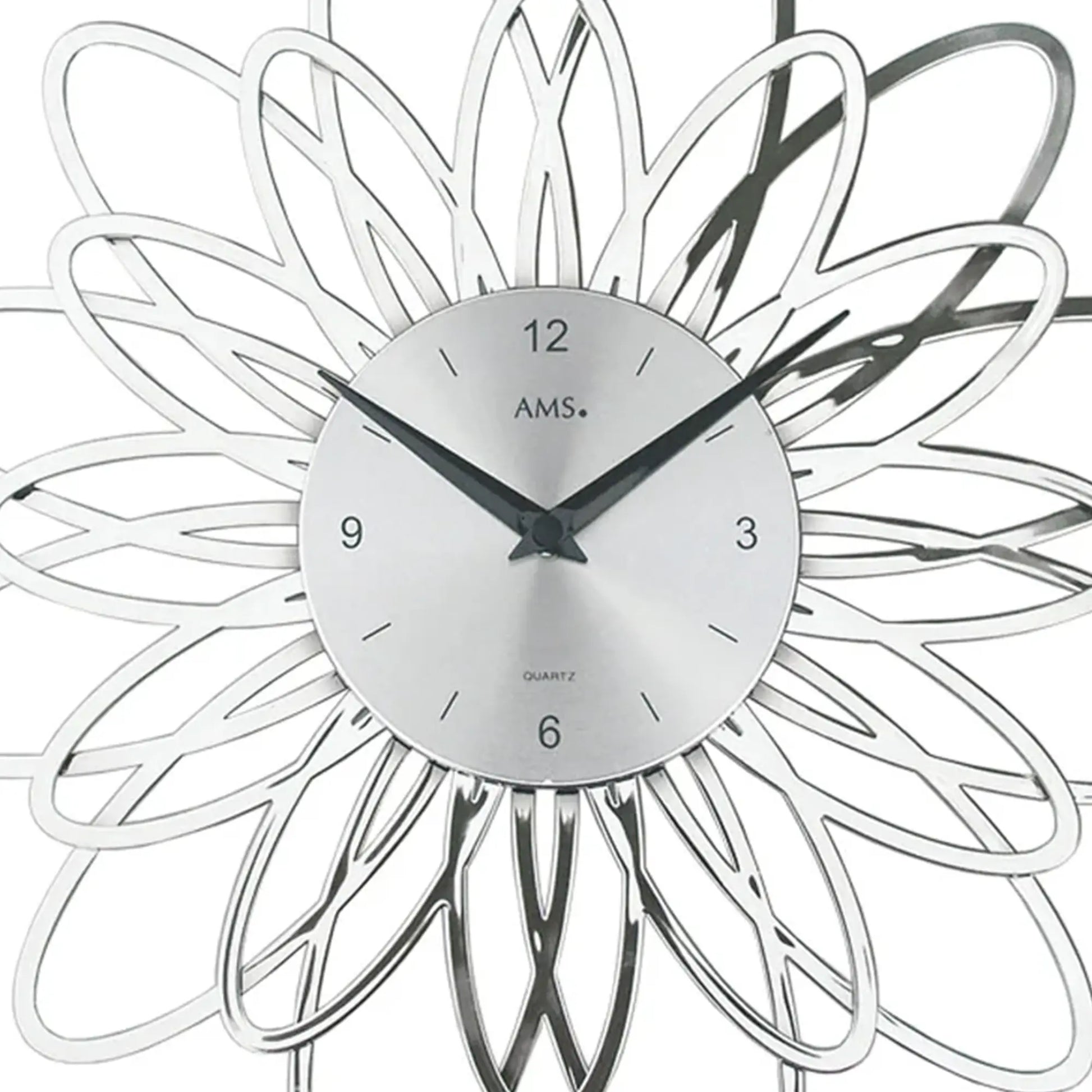 Nahansicht florale AMS-Wanduhr: weißes Zifferblatt, schwarze Zeiger und Metallblüten