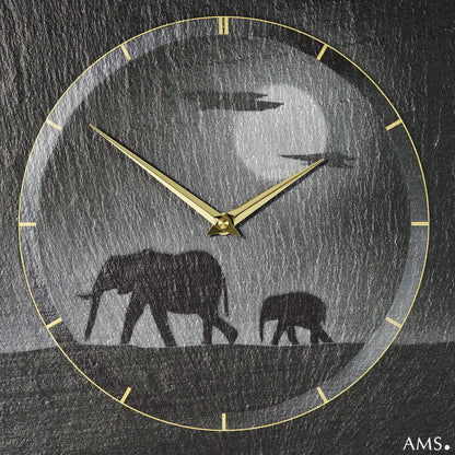 Nahaufnahme: Wanduhr-Zifferblatt aus Naturschiefer mit Elefanten-Airbrush und goldenen Zeigern