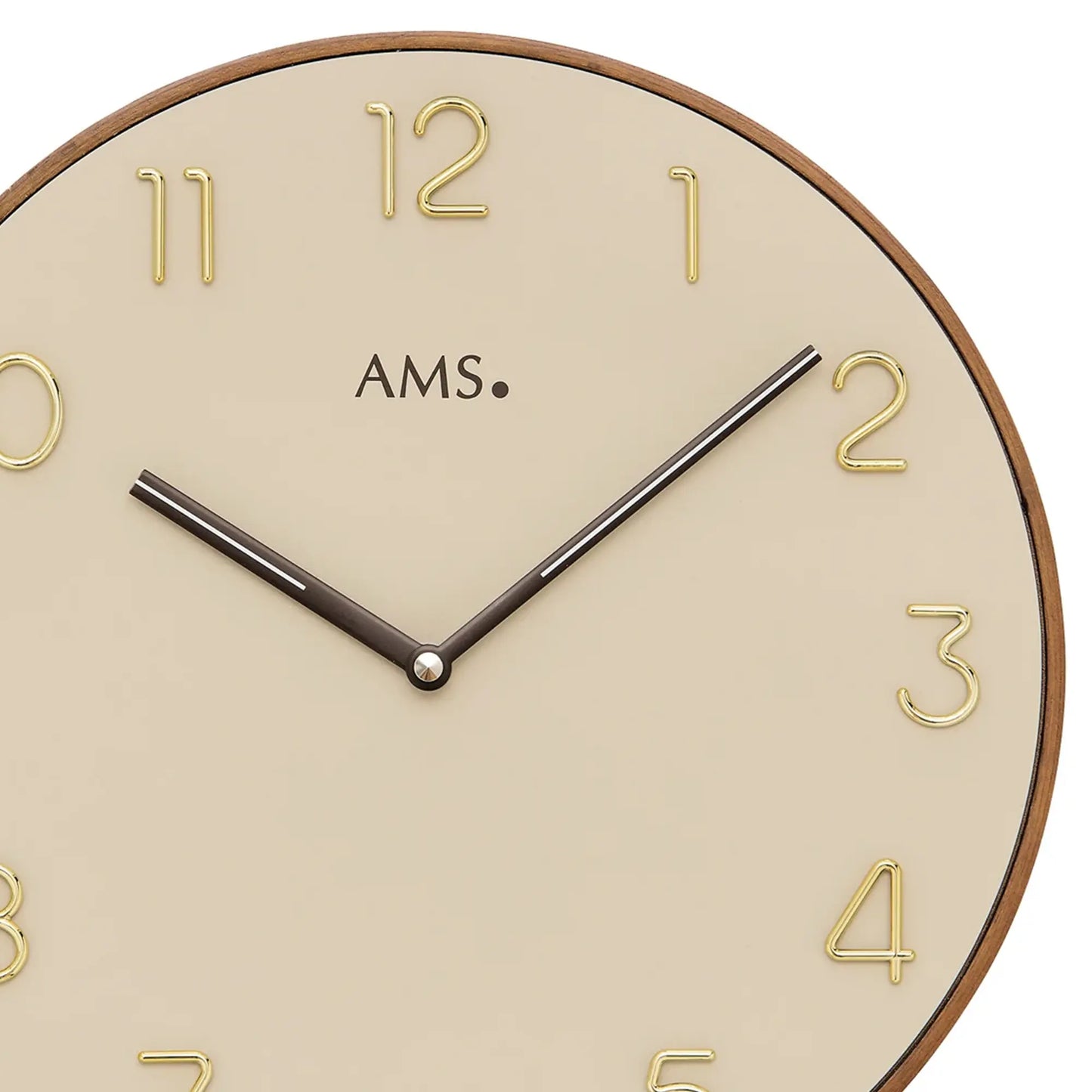 Detail: Wanduhr beiges Zifferblatt mit goldenen Zahlen, AMS. und Holzrahmen
