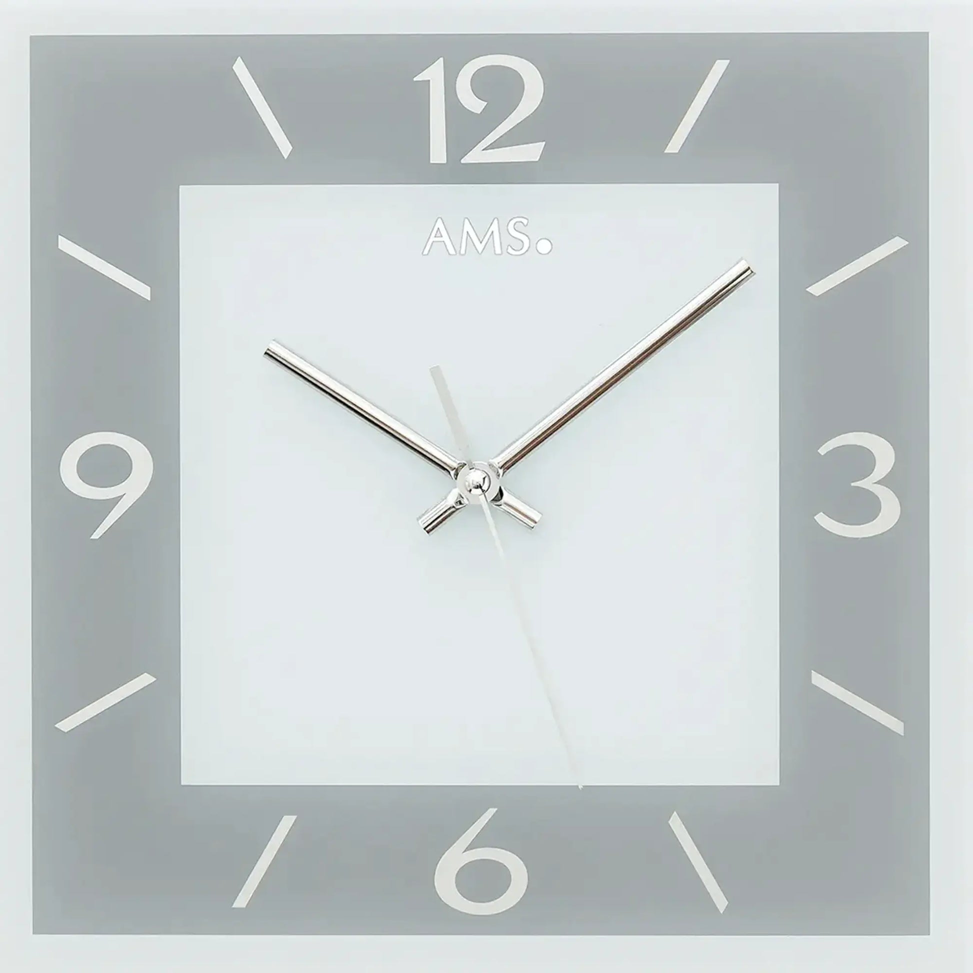 Nahansicht der Wanduhr mit AMS-Logo, blau-grauem Zifferblatt und silbernen Zeigern