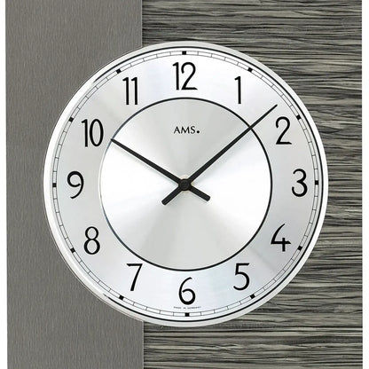 Nahaufnahme Zifferblatt einer Wanduhr: weiße Fläche, schwarze Zahlen und Zeiger