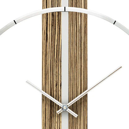 Nahaufnahme Wanduhr: Holzlamellen mit Aluminiumring und Zeigern