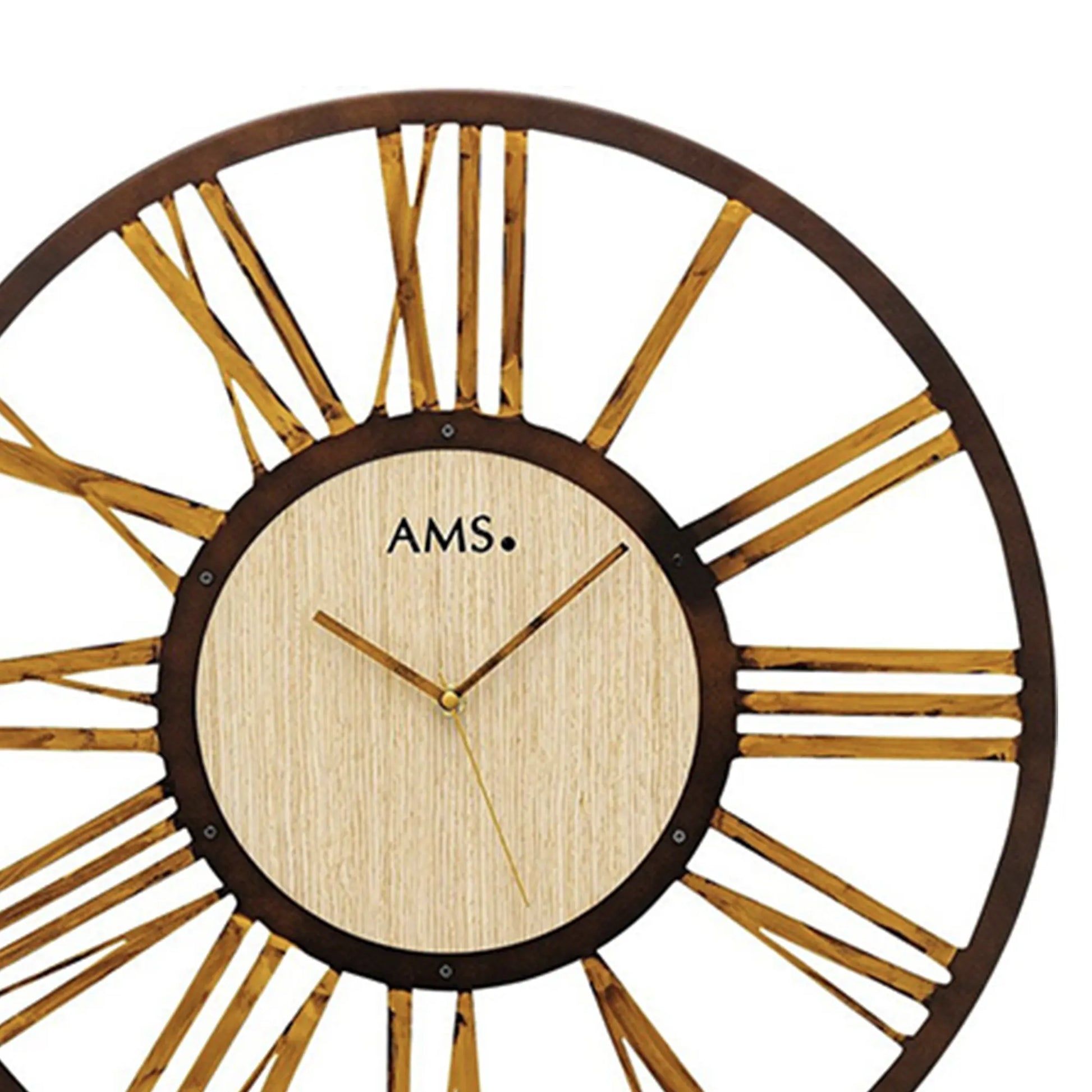 Nahaufnahme Wanduhr mit Holz-Zifferblatt, goldenen Strahlen und AMS-Schriftzug im Zentrum.