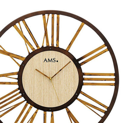 Nahaufnahme Wanduhr mit Holz-Zifferblatt, goldenen Strahlen und AMS-Schriftzug im Zentrum.