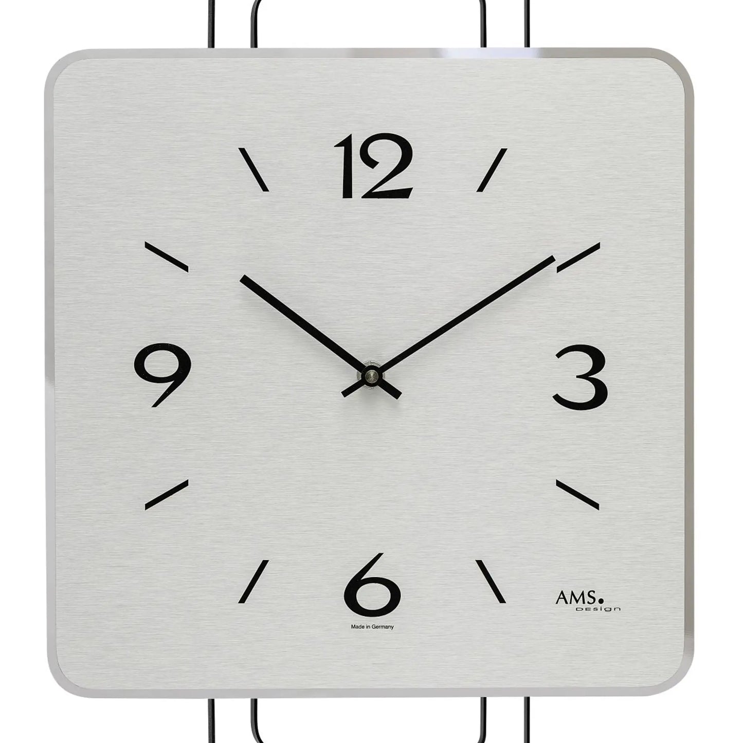 Nahaufnahme quadratische Wanduhr: graues Zifferblatt mit schwarzen Ziffern und Zeigern