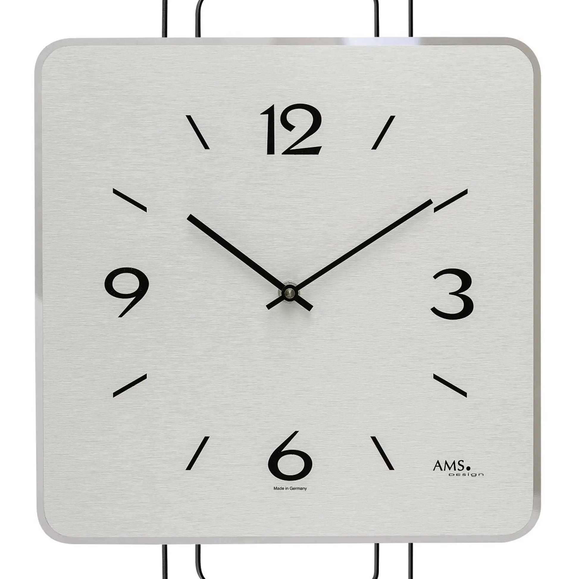 Nahaufnahme quadratische Wanduhr: graues Zifferblatt mit schwarzen Ziffern und Zeigern