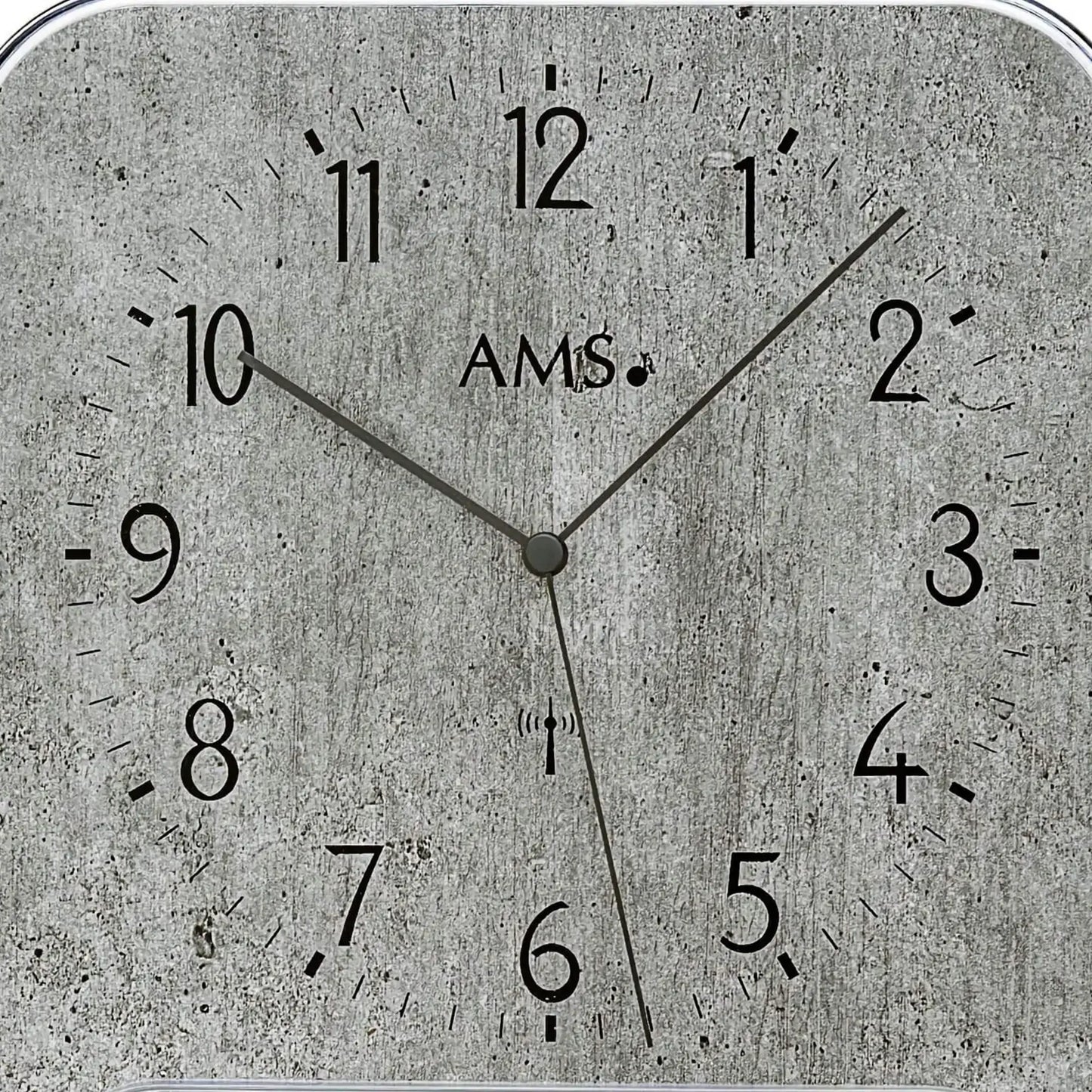 Wanduhr-Zifferblatt mit AMS-Schriftzug, Analogzeiger auf grauem Beton-Look mit Skala