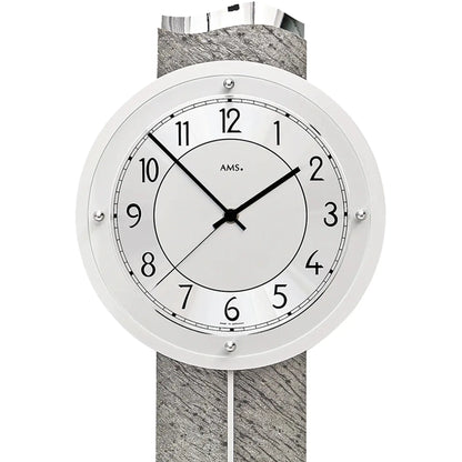Runde Pendel-Wanduhr mit weißem Zifferblatt, schwarzen Zeigern und Minutenmarkierungen