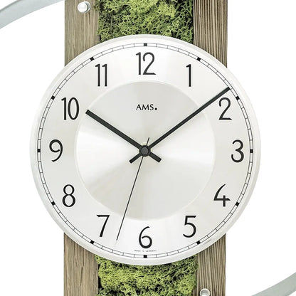 Wanduhr mit weißem Zifferblatt, schwarzen Zahlen und AMS-Logo, Glasabdeckung