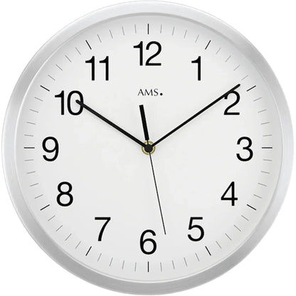 Nahansicht Wanduhr: silbernes Aluminium mit arabischen Ziffern und Zeigern, AMS.