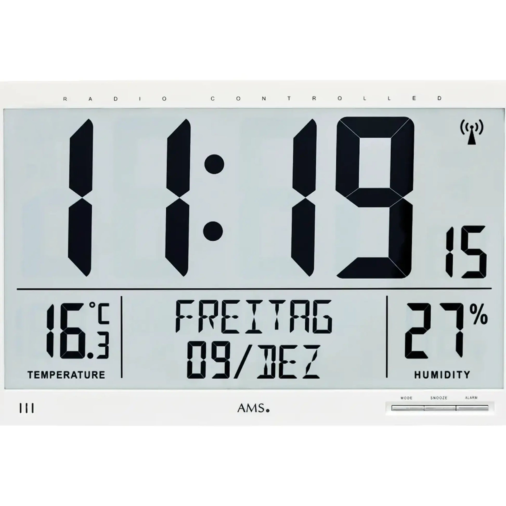 Weiße digitale Wanduhr mit Funk-Symbol, zeigt Uhrzeit, Temperatur und Luftfeuchte.