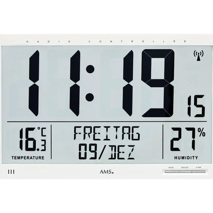 Weiße digitale Wanduhr mit Funk-Symbol, zeigt Uhrzeit, Temperatur und Luftfeuchte.