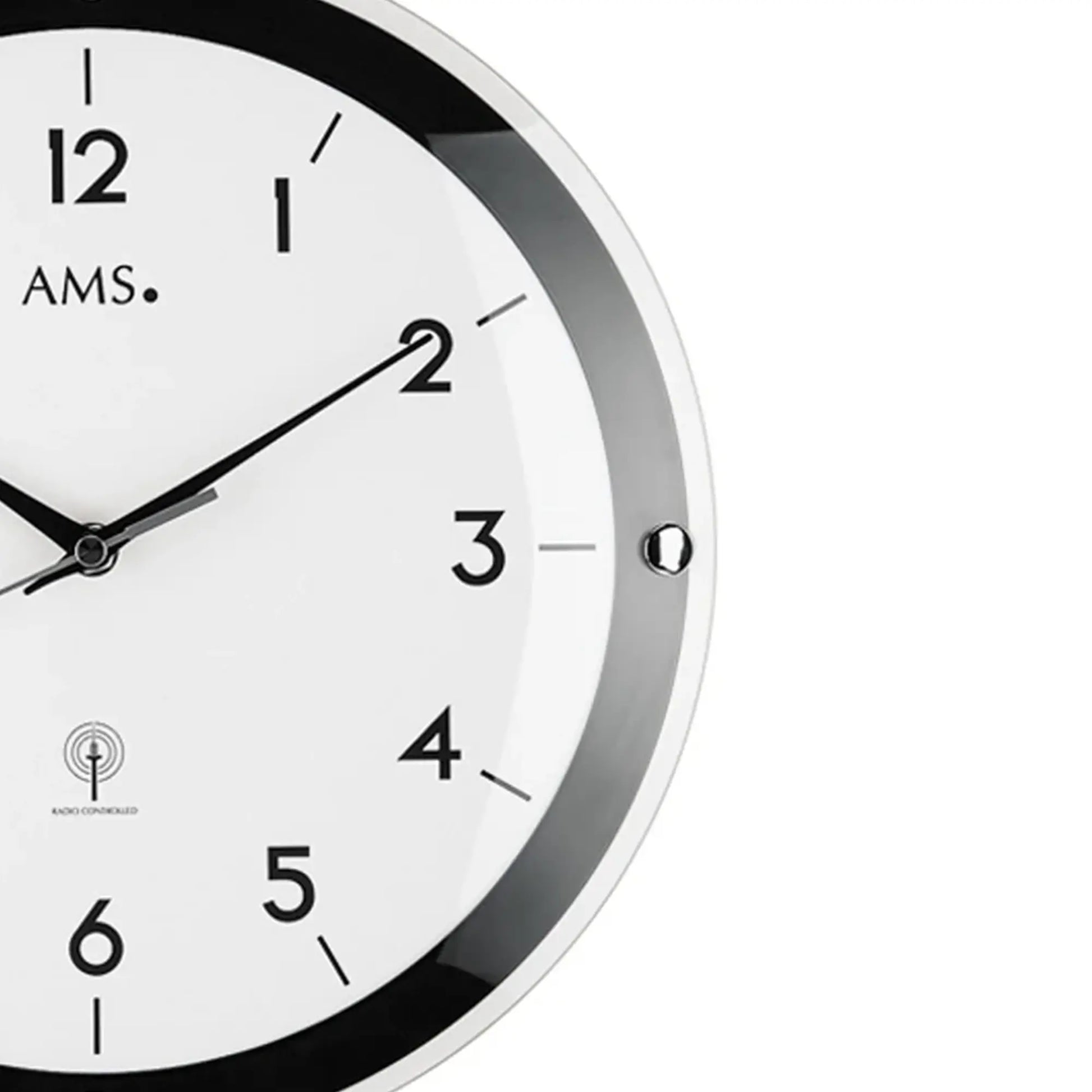 Detail der Wanduhr: silberner Rand, schwarzer Ring, Ziffern 2–4 und Zeiger sichtbar