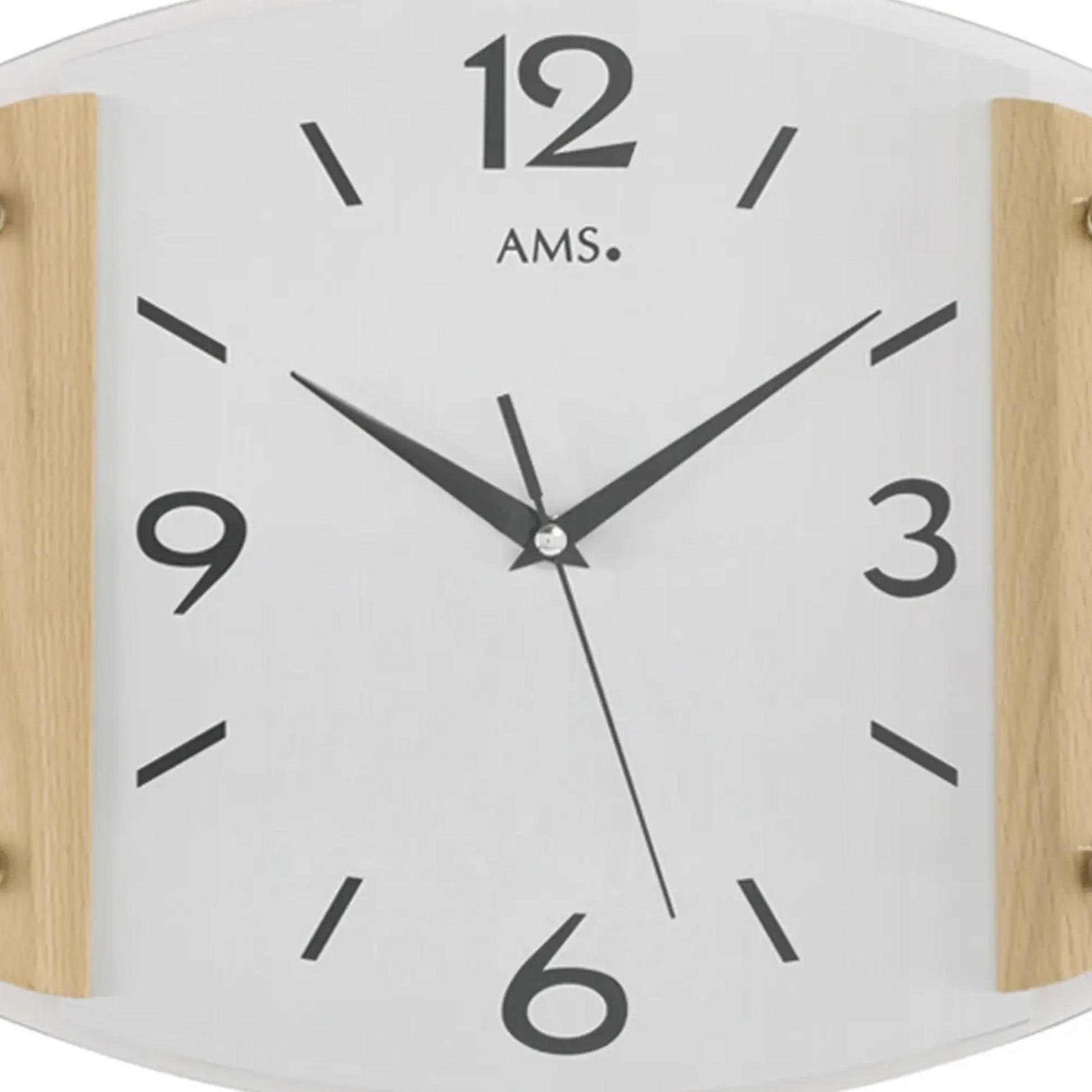 Nahaufnahme Wanduhr: weißes Zifferblatt mit AMS, schwarze Zahlen, Holzseiten