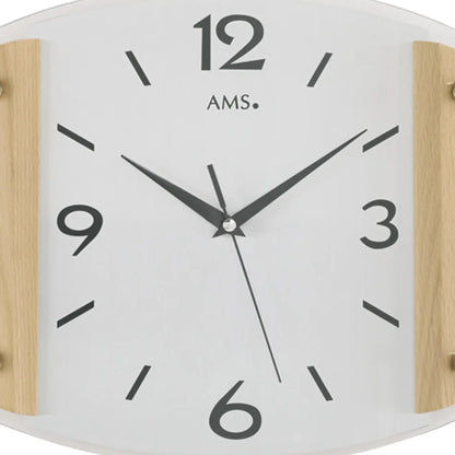Nahaufnahme Wanduhr: weißes Zifferblatt mit AMS, schwarze Zahlen, Holzseiten