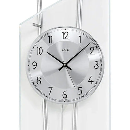 AMS Wanduhr mit rundem Zifferblatt, schwarzen Zeigern und klarer Glasabdeckung