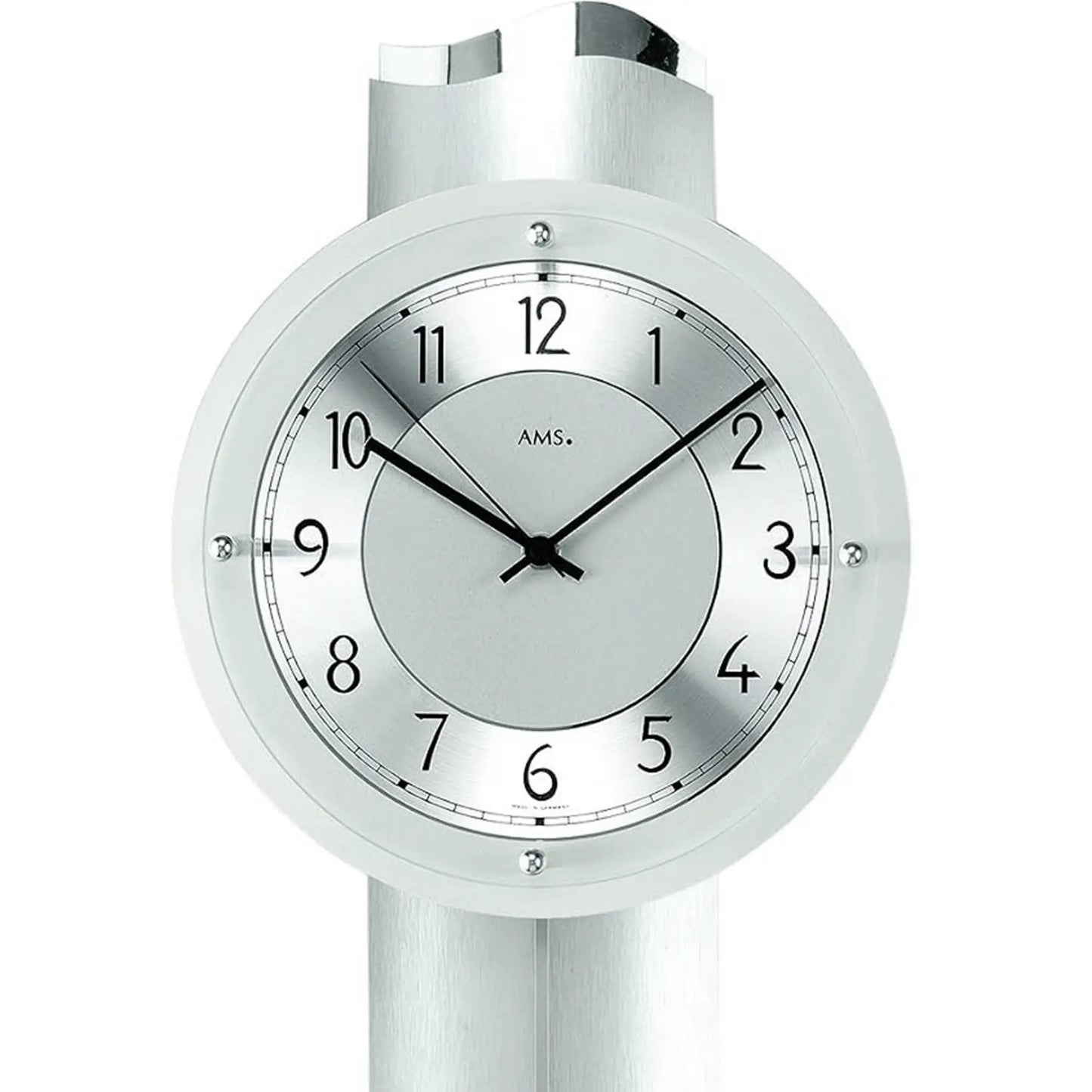 Silberne Funk-Pendelwanduhr, Nahansicht des runden Zifferblatts mit AMS-Logo