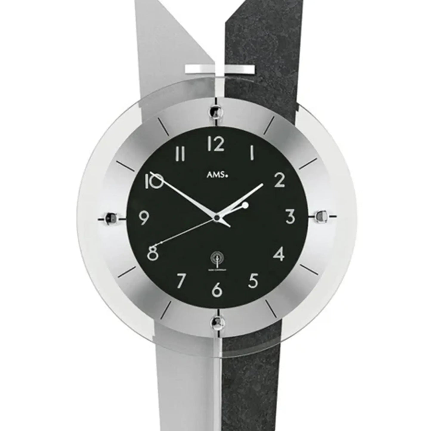 Nahaufnahme Zifferblatt: Wanduhr mit AMS-Logo, schwarzen Segmenten und silbernen Zeigern