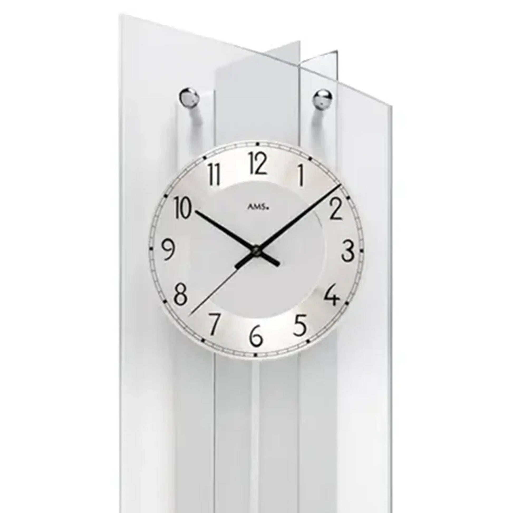 Nahaufnahme Wanduhr-Ziffernblatt mit schwarzen Zeigern, AMS-Schrift und silberner Umrandung