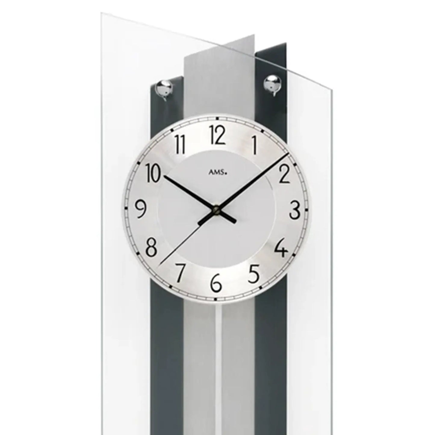 Nahaufnahme: runde Wanduhr mit Ziffern, AMS-Logo und schwarzem Zeigerwerk