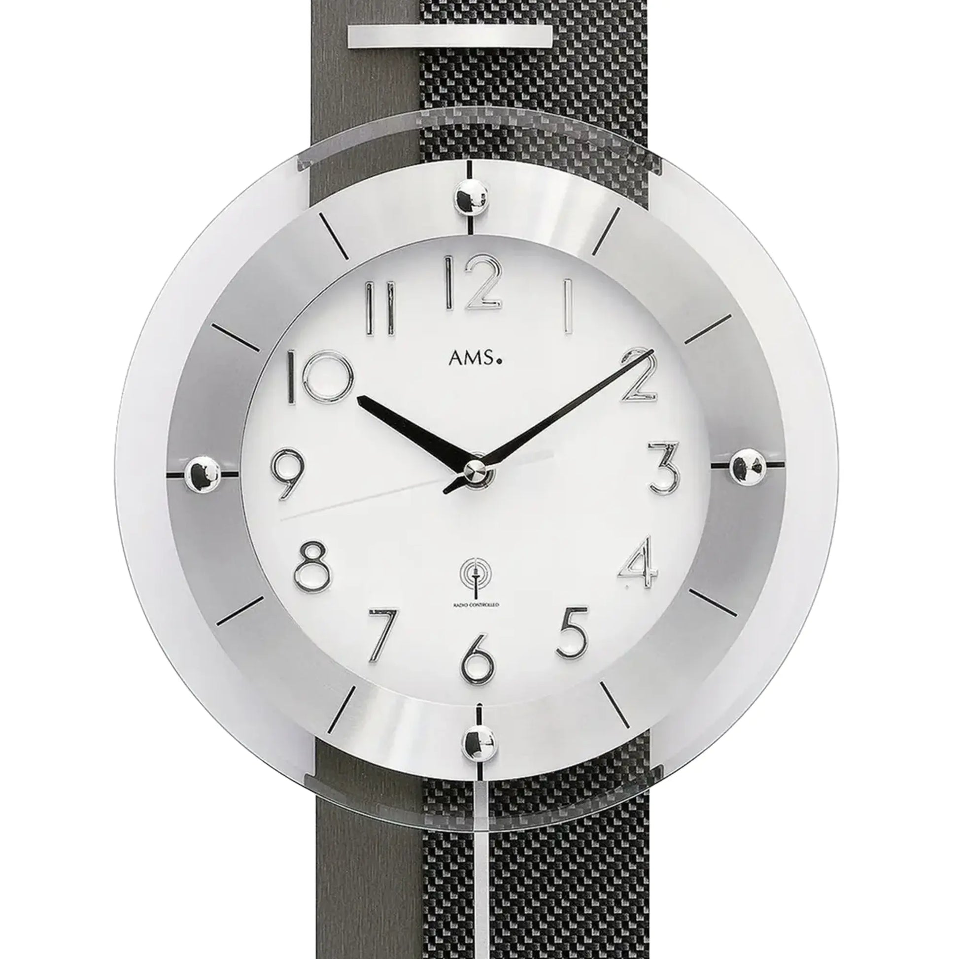 AMS Funk-Pendelwanduhr Detail: silbernes Zifferblatt mit schwarzen Zeigern und Ziffern