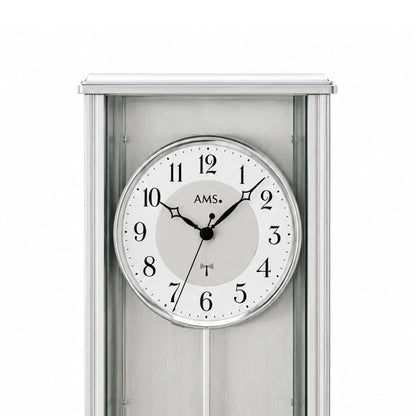 Wanduhr-Ziffernblatt der silbernen Wanduhr mit AMS-Logo und Minutenskala