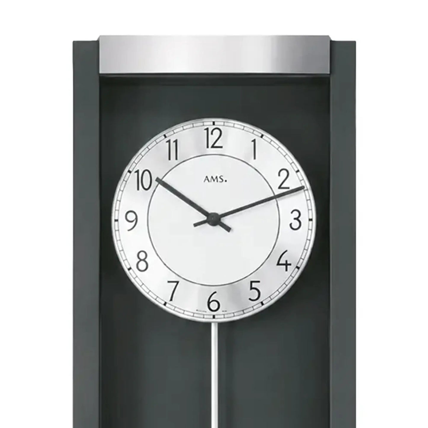 Nahansicht des analogen Zifferblatts der AMS Pendel-Wanduhr mit Ziffern 1–12