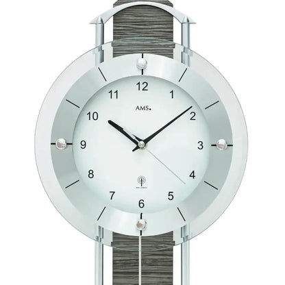 AMS Wanduhr: weißes Ziffernblatt mit schwarzen Zeigern und Pendelwerks-Details