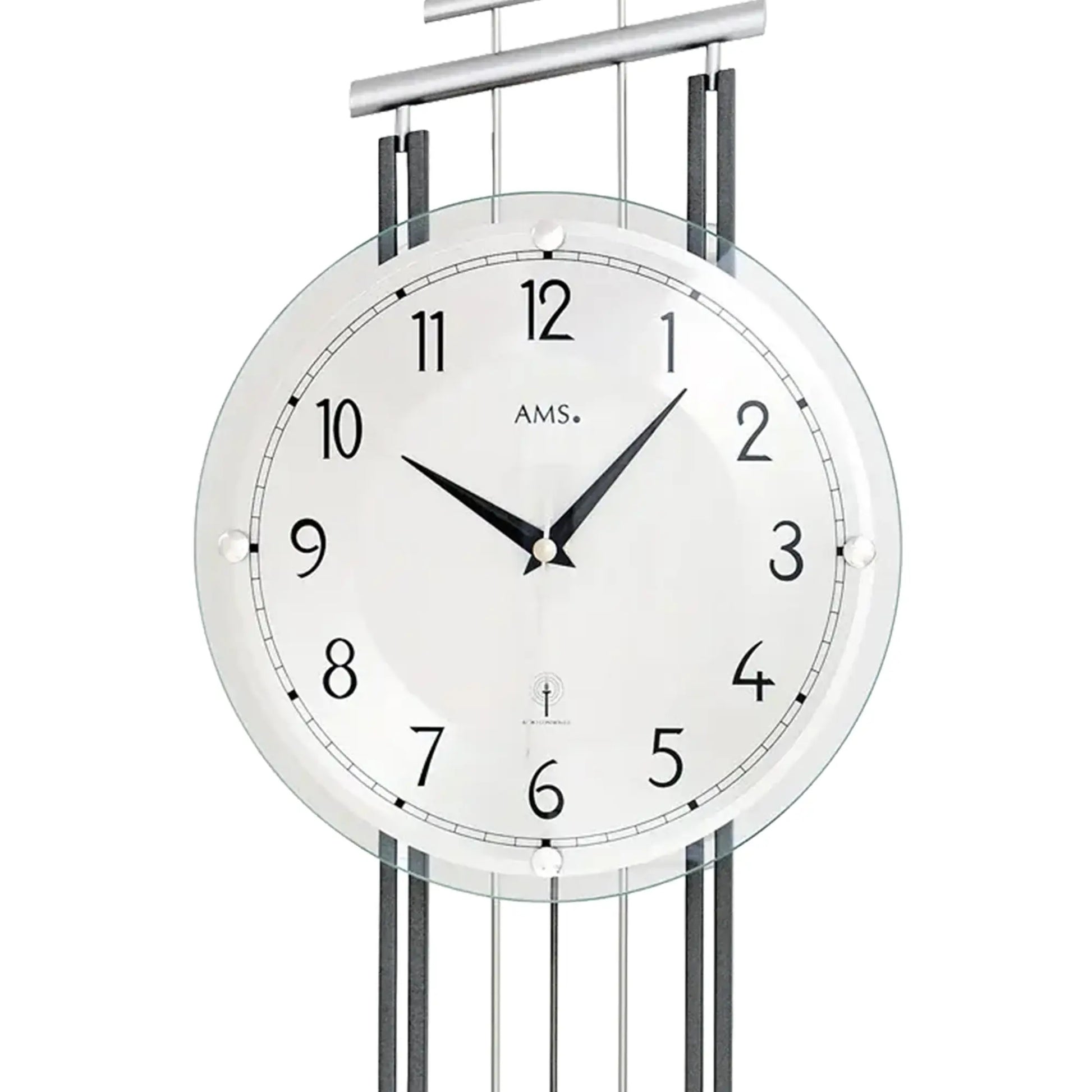 Wanduhr-Zifferblatt mit AMS.-Aufdruck, schwarzen Zeigern und Minutenmarkierungen