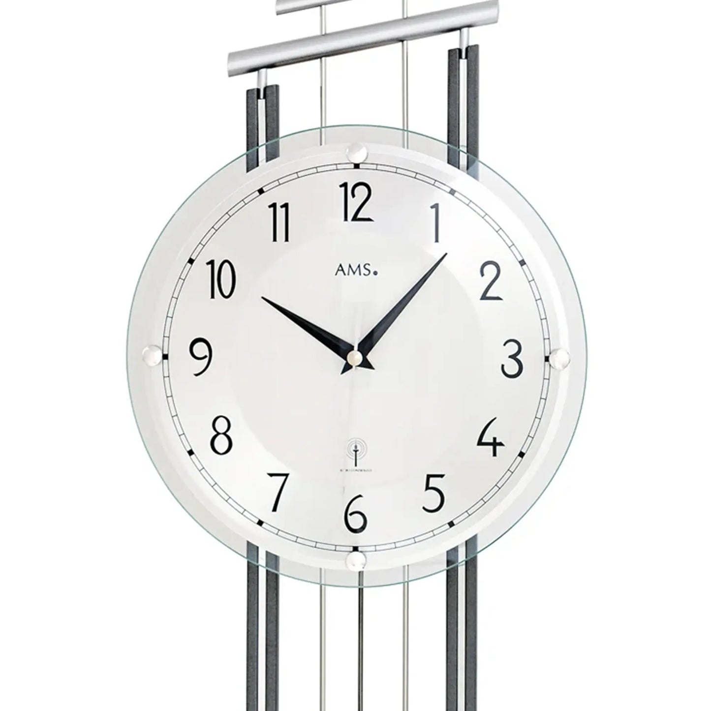Nahansicht Wanduhr: weißes Zifferblatt mit AMS-Logo, Glasfront und silbernen Zeigern