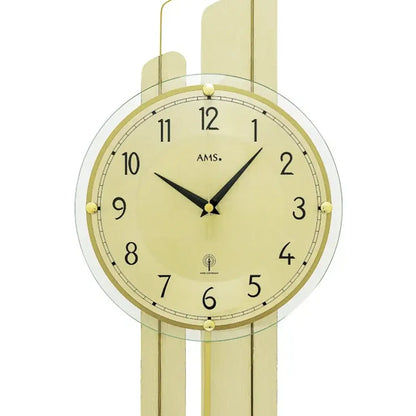 Nahaufnahme Wanduhr AMS: rundes Ziffernblatt hinter Glas, schwarze Zeiger und Zahlen