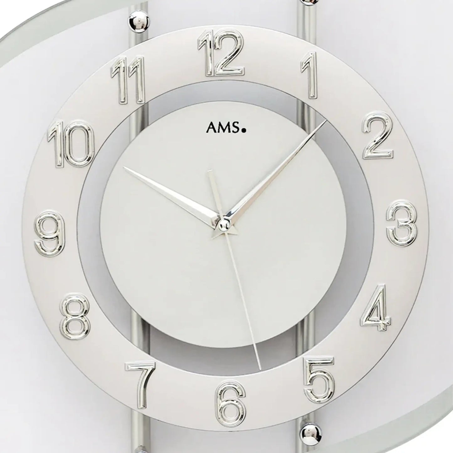 AMS Wanduhr Detail: silberner Zahlenring und Mineralglas-Front vor rundem Ziffernblatt