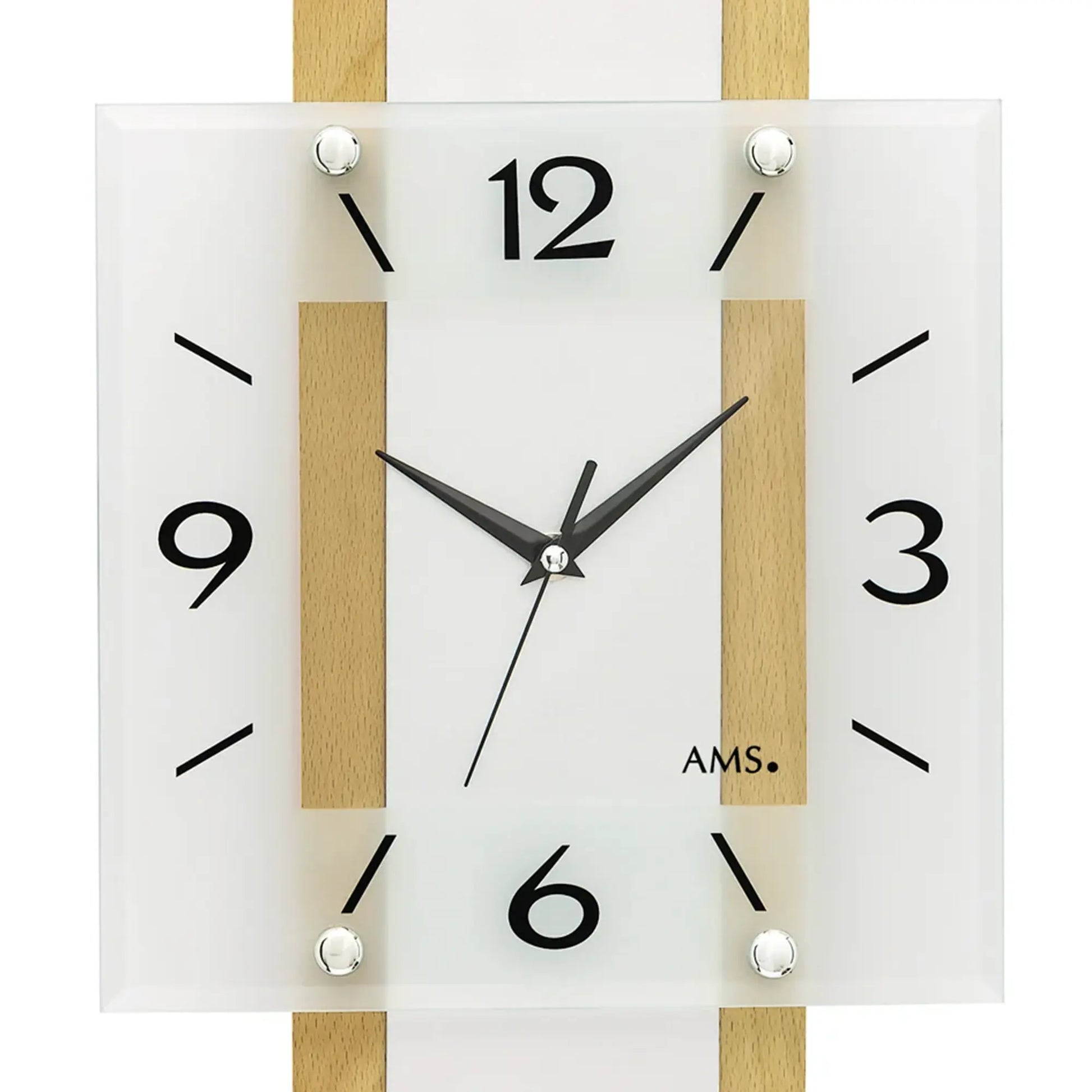Wanduhr Nahansicht: weißes Zifferblatt, Holzstreifen im Rahmen, schwarze Zeiger