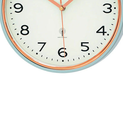 Nahaufnahme: Wanduhr-Zifferblatt mit Zahlen 7 bis 5 und orangefarbenen Zeigern