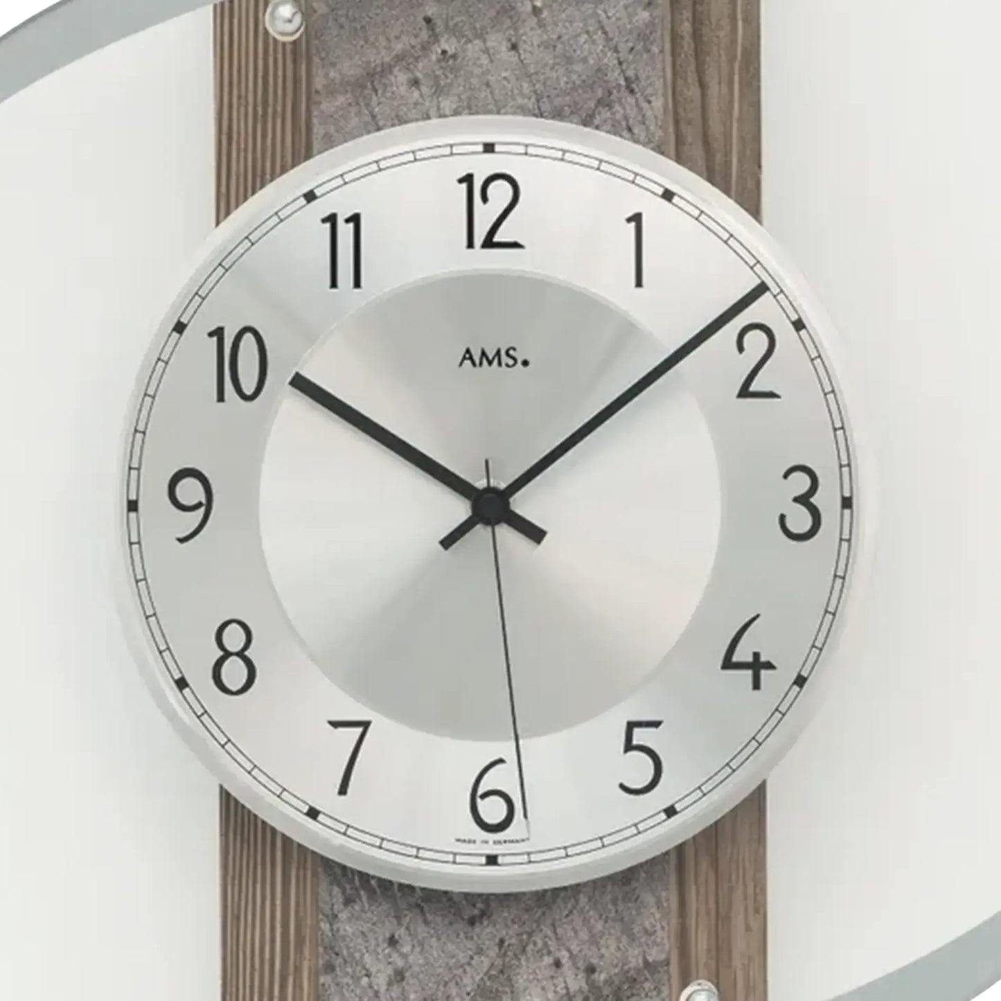 Rundes Zifferblatt der AMS Heidelberg Wanduhr mit Zeigern und Logo „AMS“