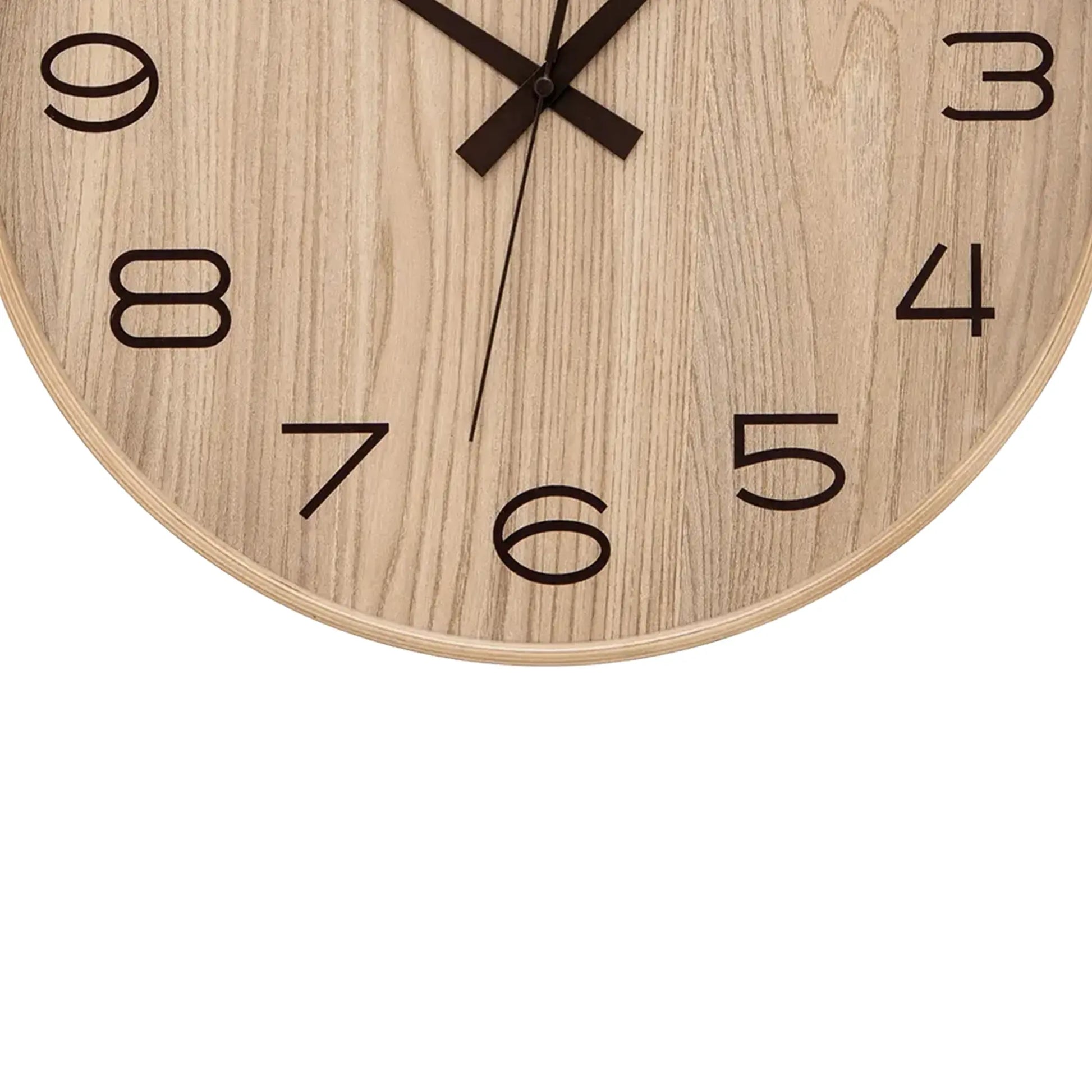 AMS-Wanduhr im Nahbereich: Naturholz-Zifferblatt mit schwarzen Ziffern 6–9 und Zeigern.