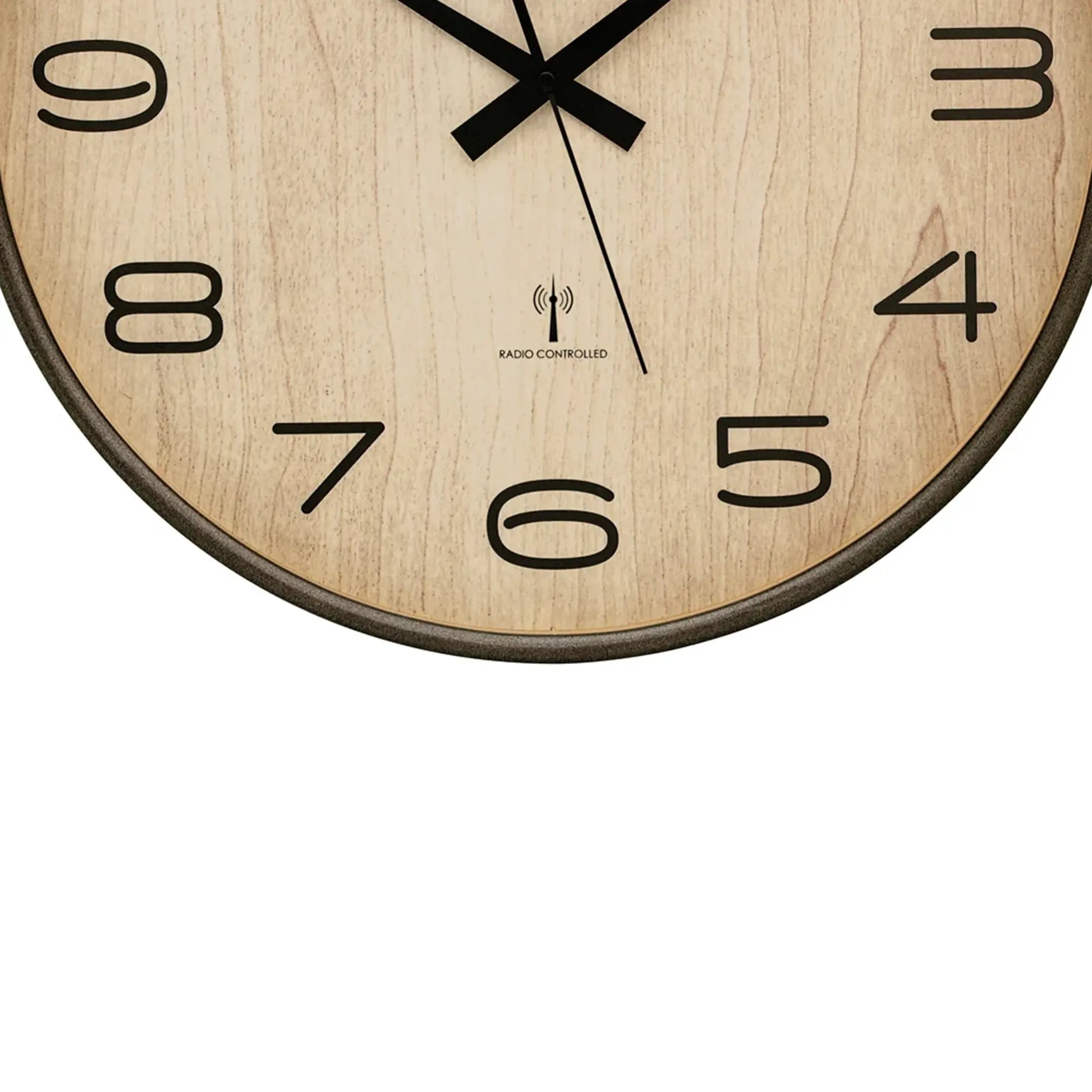 Detail der AMS Wanduhr: Holz-Zifferblatt mit Funk-Symbol „radio controlled“