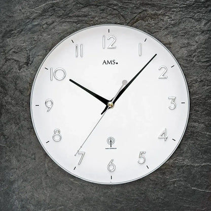 Nahansicht: runde Funk-Wanduhr mit naturschiefergrauem Rand und Mineralglas
