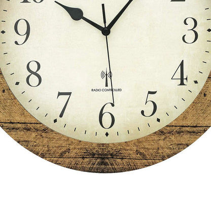 Wanduhr-Zifferblatt mit Aufschrift „RADIO CONTROLLED“ und schwarzen Zeigern