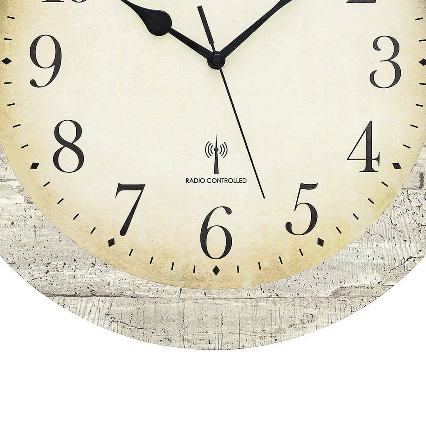 Detail der AMS Funk-Wanduhr: Radio-Controlled-Logo auf beigem Zifferblatt