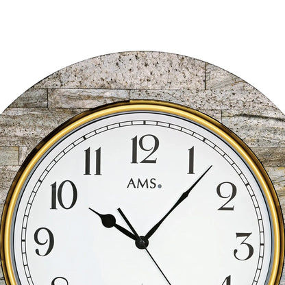 AMS Funk-Wanduhr: Großansicht des weißen Ziffernblatts mit schwarzen Ziffern und Zeigern