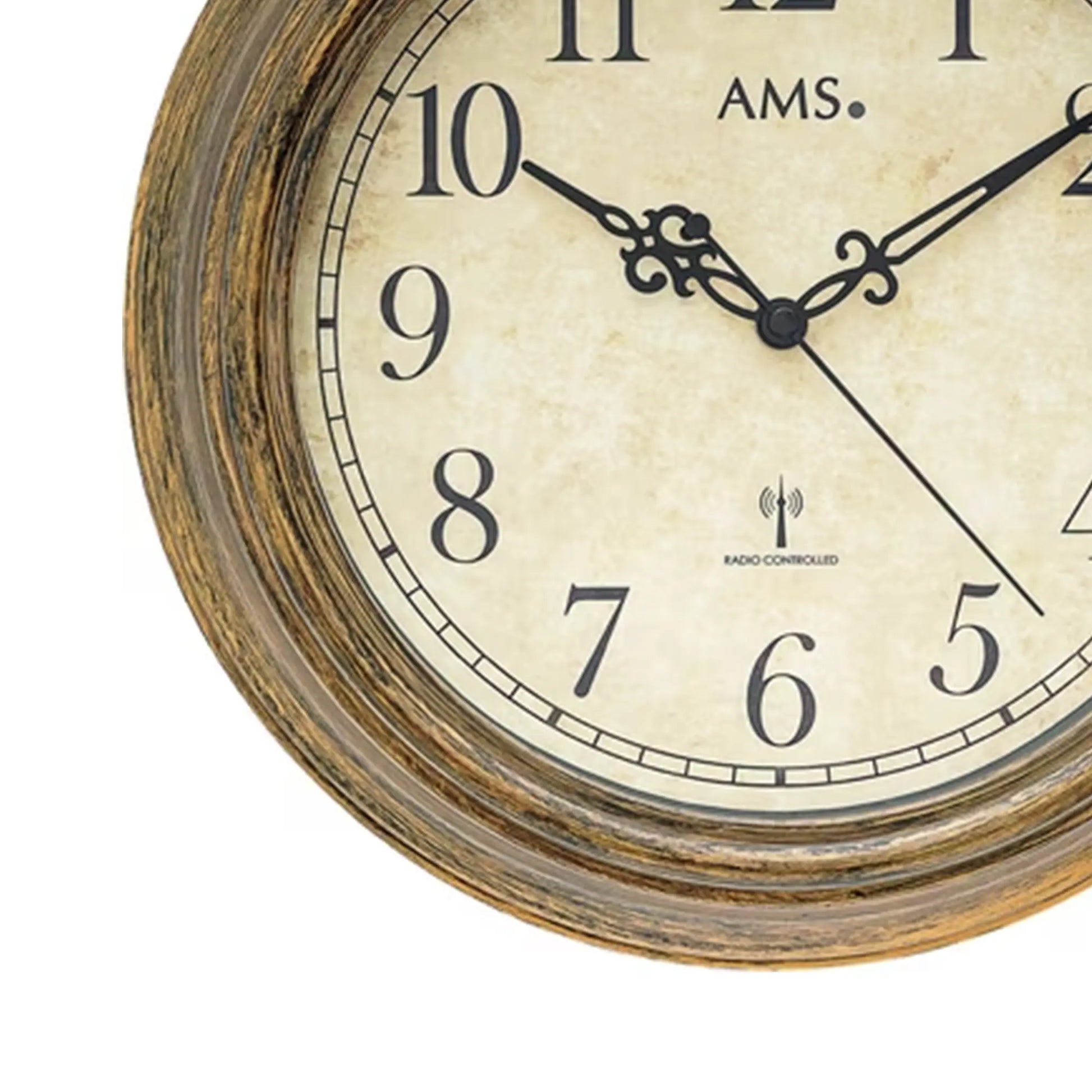 Nahaufnahme AMS Funk-Wanduhr: beiges Zifferblatt, schwarze Zeiger, goldbrauner Rand