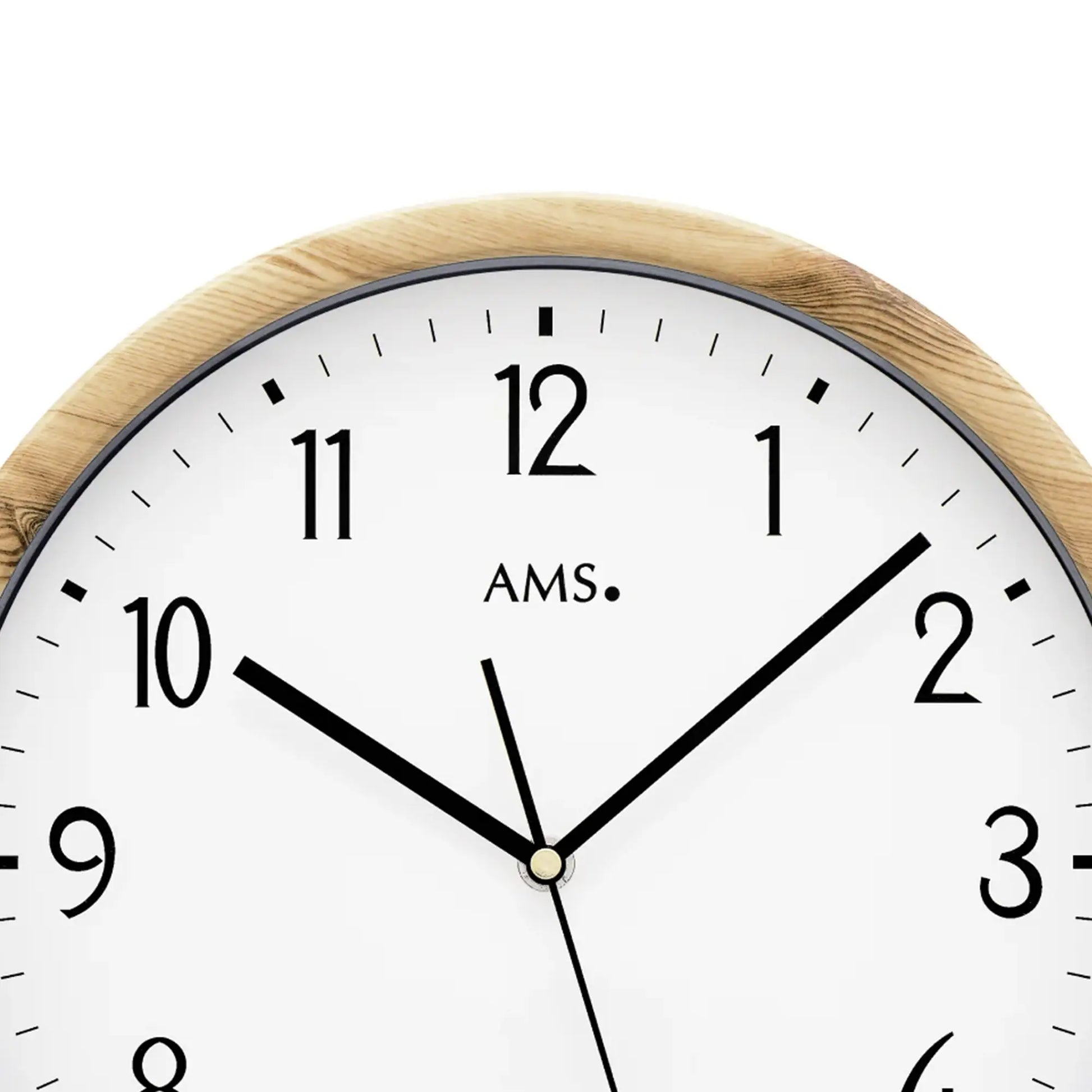 Detail der Funk-Wanduhr: AMS-Ziffernblatt mit schwarzen Zeigern und Holzrahmen