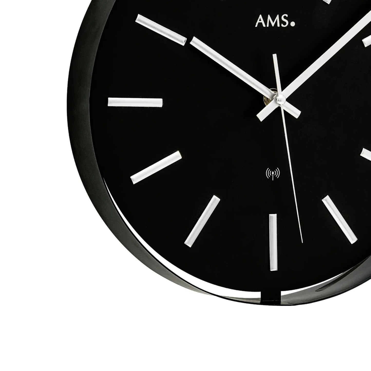 Nahansicht AMS Funk-Wanduhr: schwarzes Zifferblatt, silberne Zeiger und Funk-Symbol