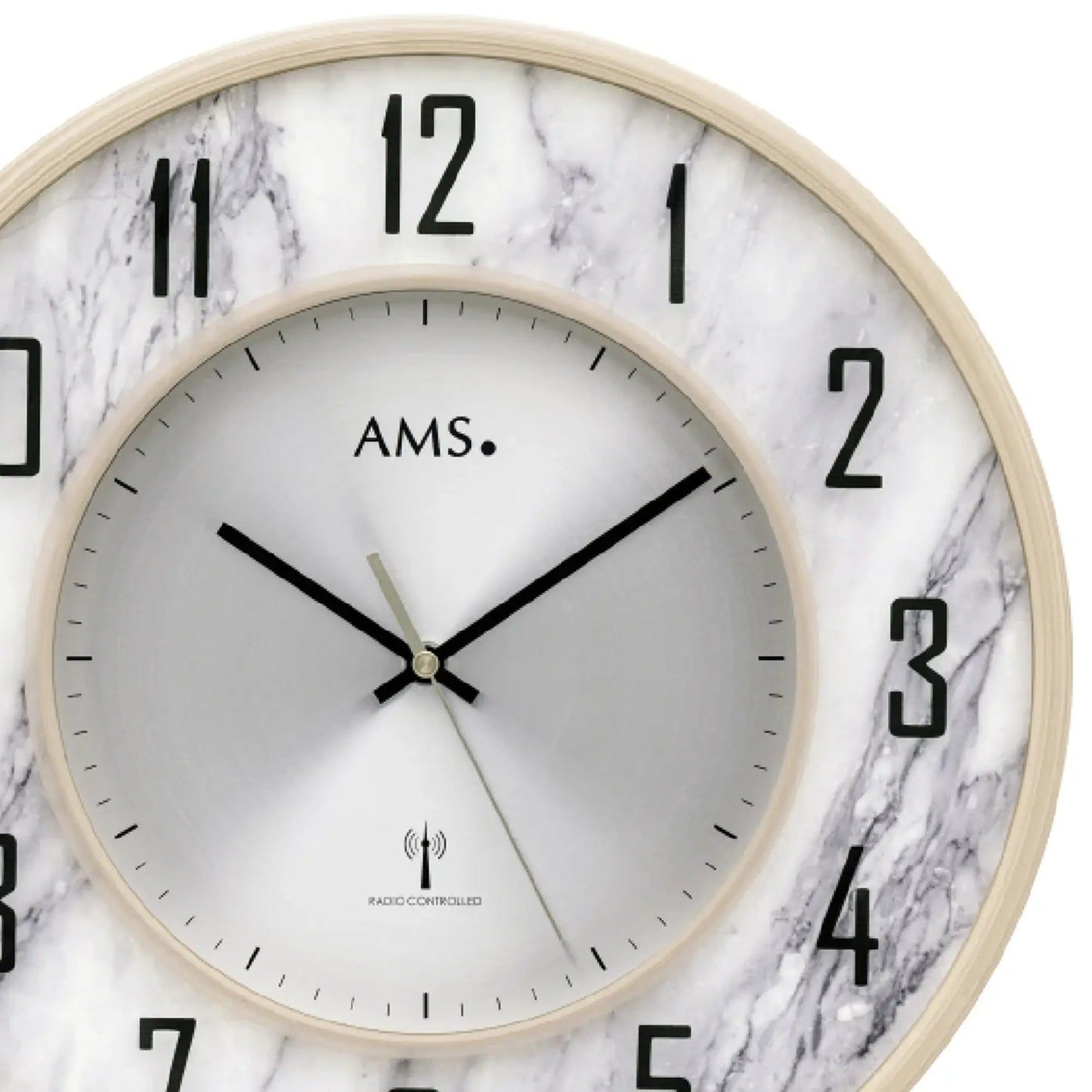 Nahaufnahme AMS Funk-Wanduhr: analoges Ziffernblatt, schwarze Zeiger, marmorierte Umrandung