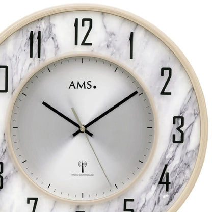 Nahaufnahme AMS Funk-Wanduhr: analoges Ziffernblatt, schwarze Zeiger, marmorierte Umrandung