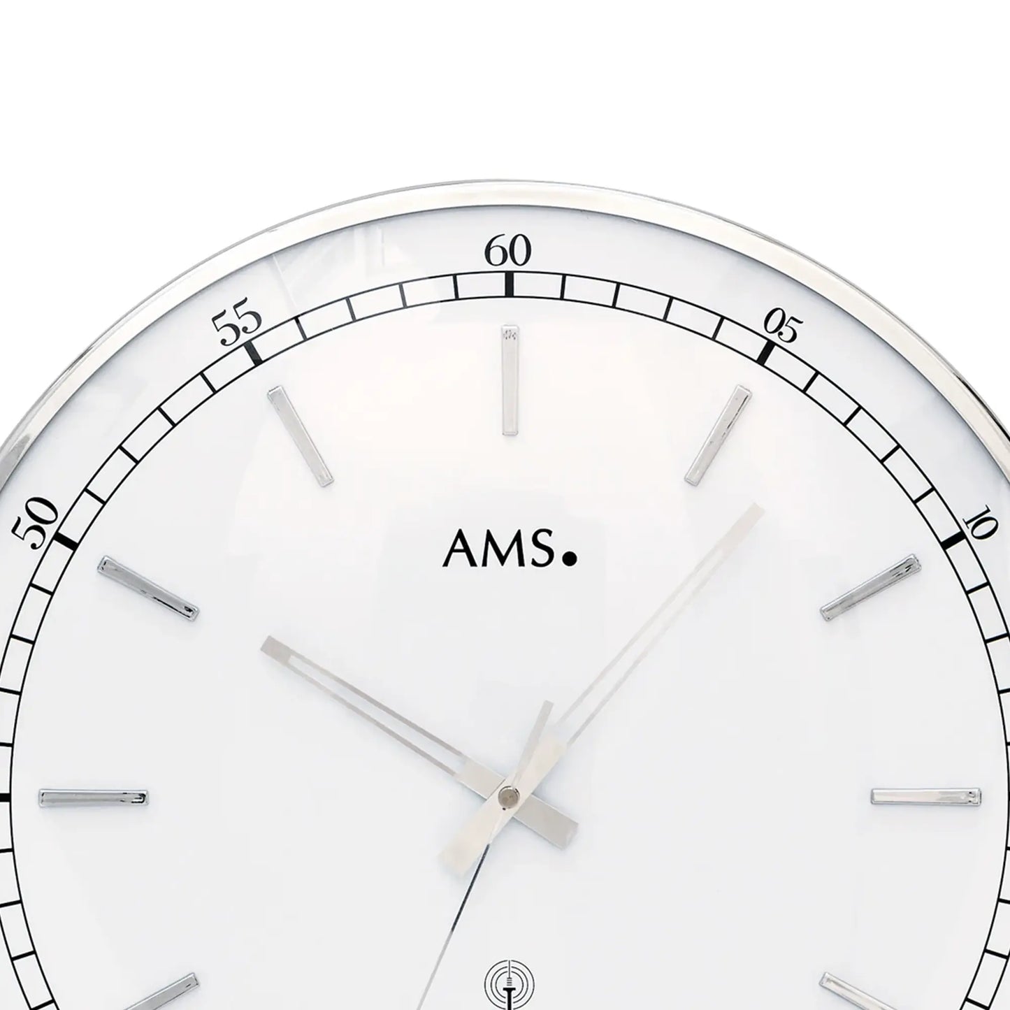 Nahansicht Zifferblatt: runde Wanduhr mit weißem Blatt, silbernen Zeigern und AMS-Logo