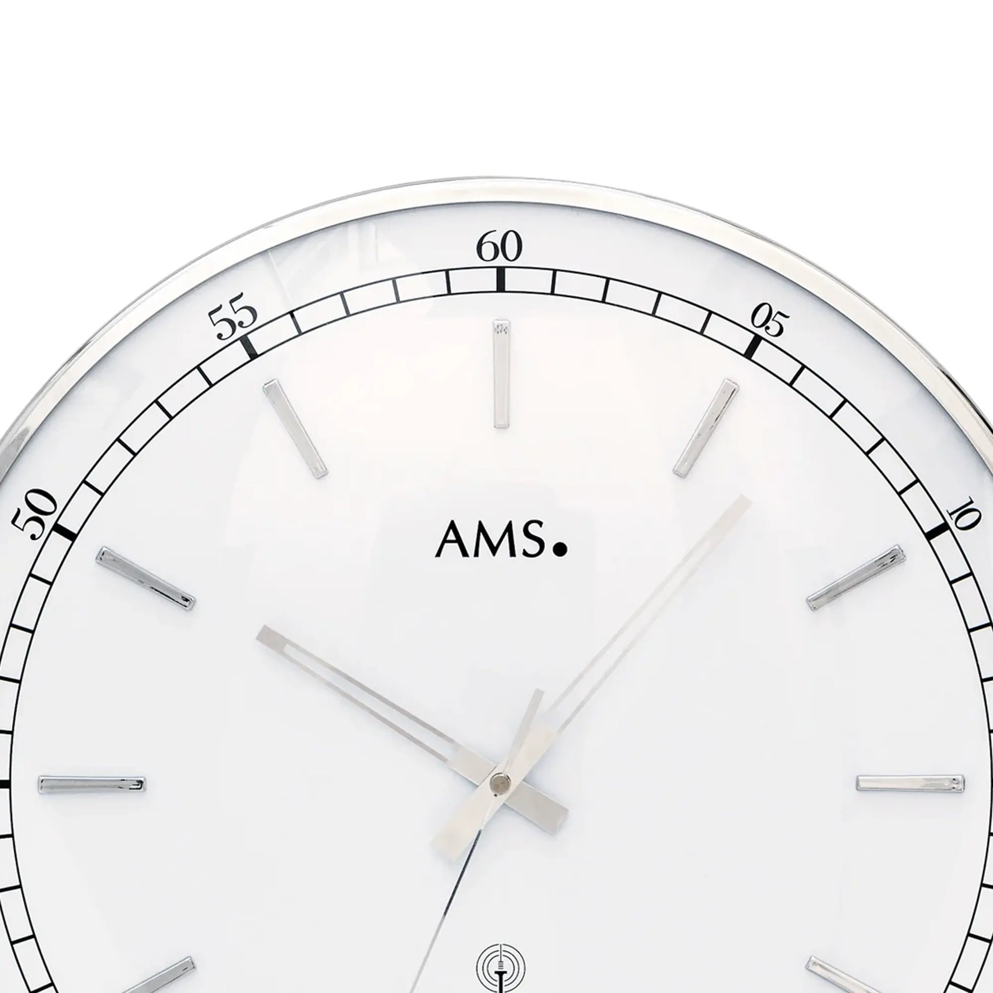 Nahansicht Zifferblatt: runde Wanduhr mit weißem Blatt, silbernen Zeigern und AMS-Logo