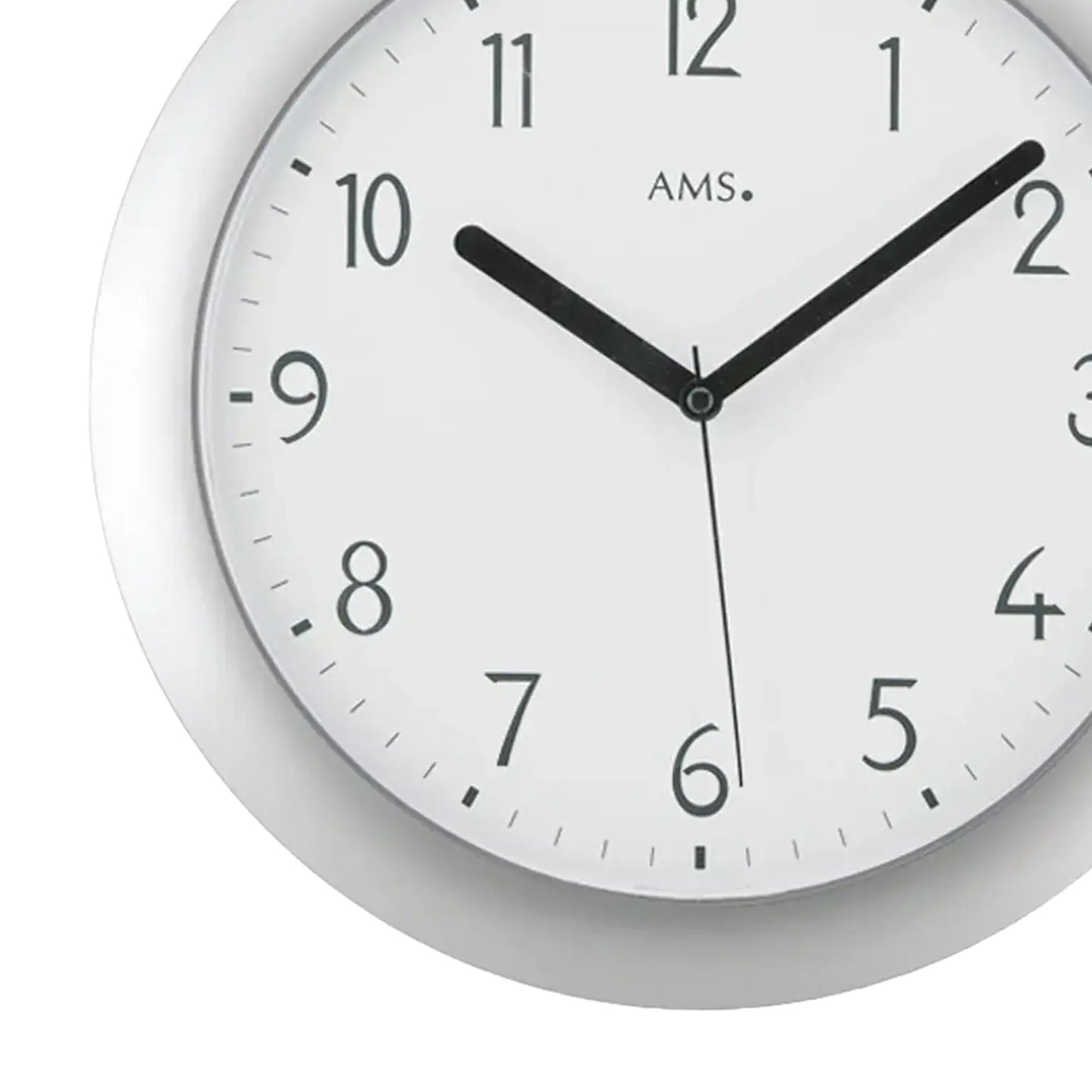 Nahaufnahme Funk-Wanduhr: silbernes Gehäuse, weißes Zifferblatt, schwarze Zeiger, AMS-Logo.