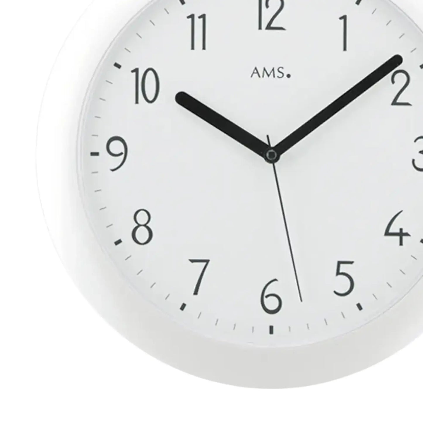 Nahaufnahme einer weißen Wanduhr mit schwarzen Zeigern und AMS-Markierung im Zifferblatt.